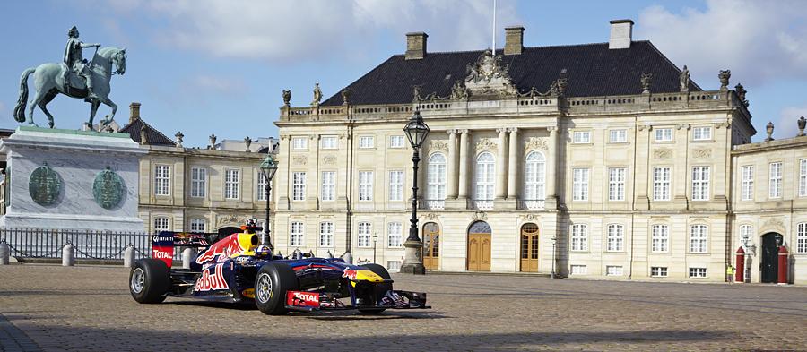 Ikke mange mennesker havde troet de kunne opleve en Redbull Formel 1 bil køre på slotspladsen i København
(Foto: Redbull.dk)